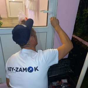 Ремонт пластиковой двери мастером KEY ZAMOK