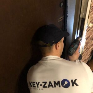 Мастер KEY ZAMOK ремонтирует дверную коробку