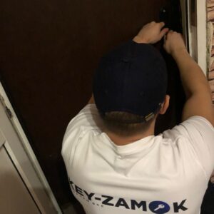 Мастер KEY ZAMOK вскрывает домашние замки